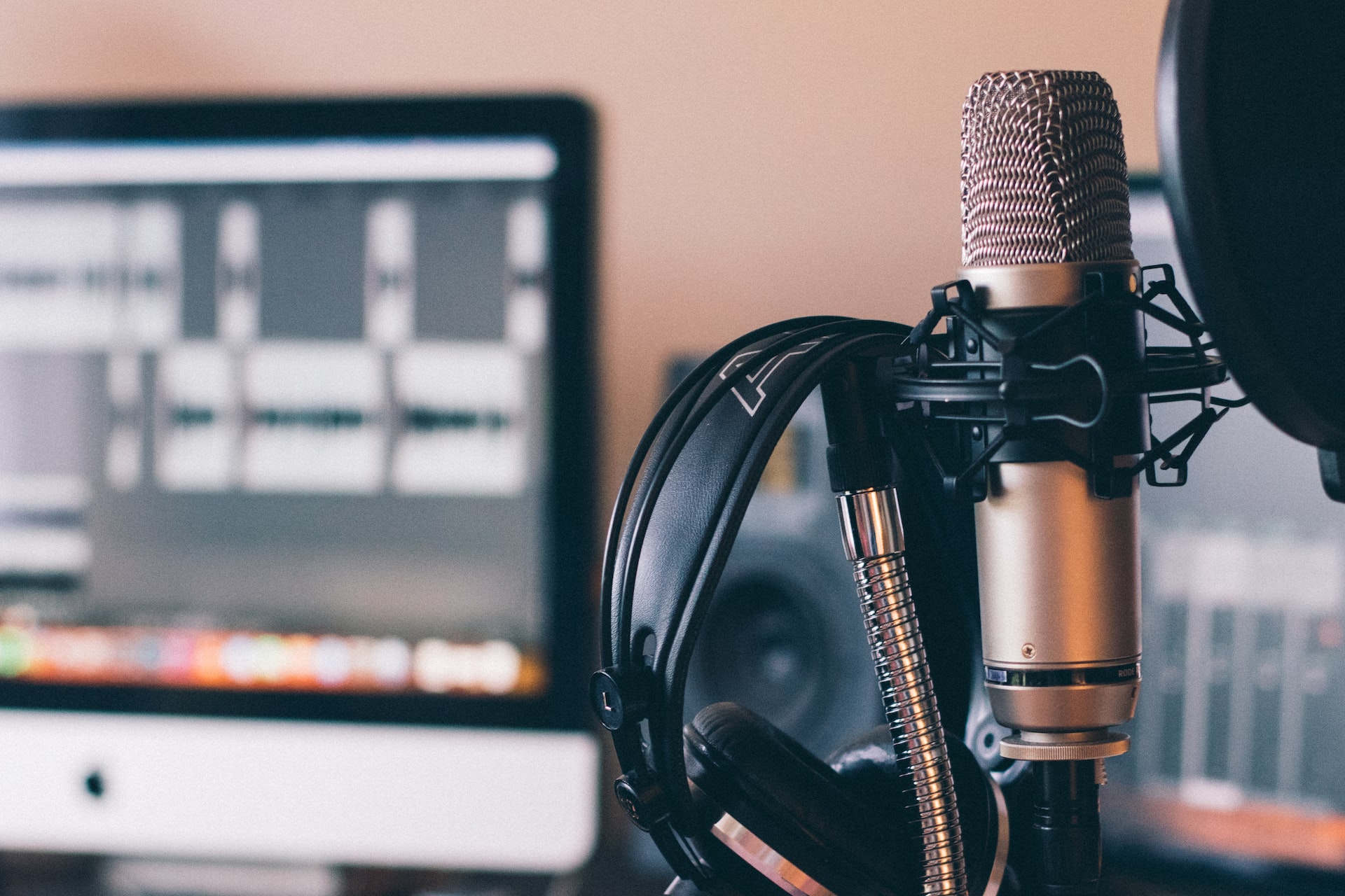 Close up of a microphone in a podcast studio