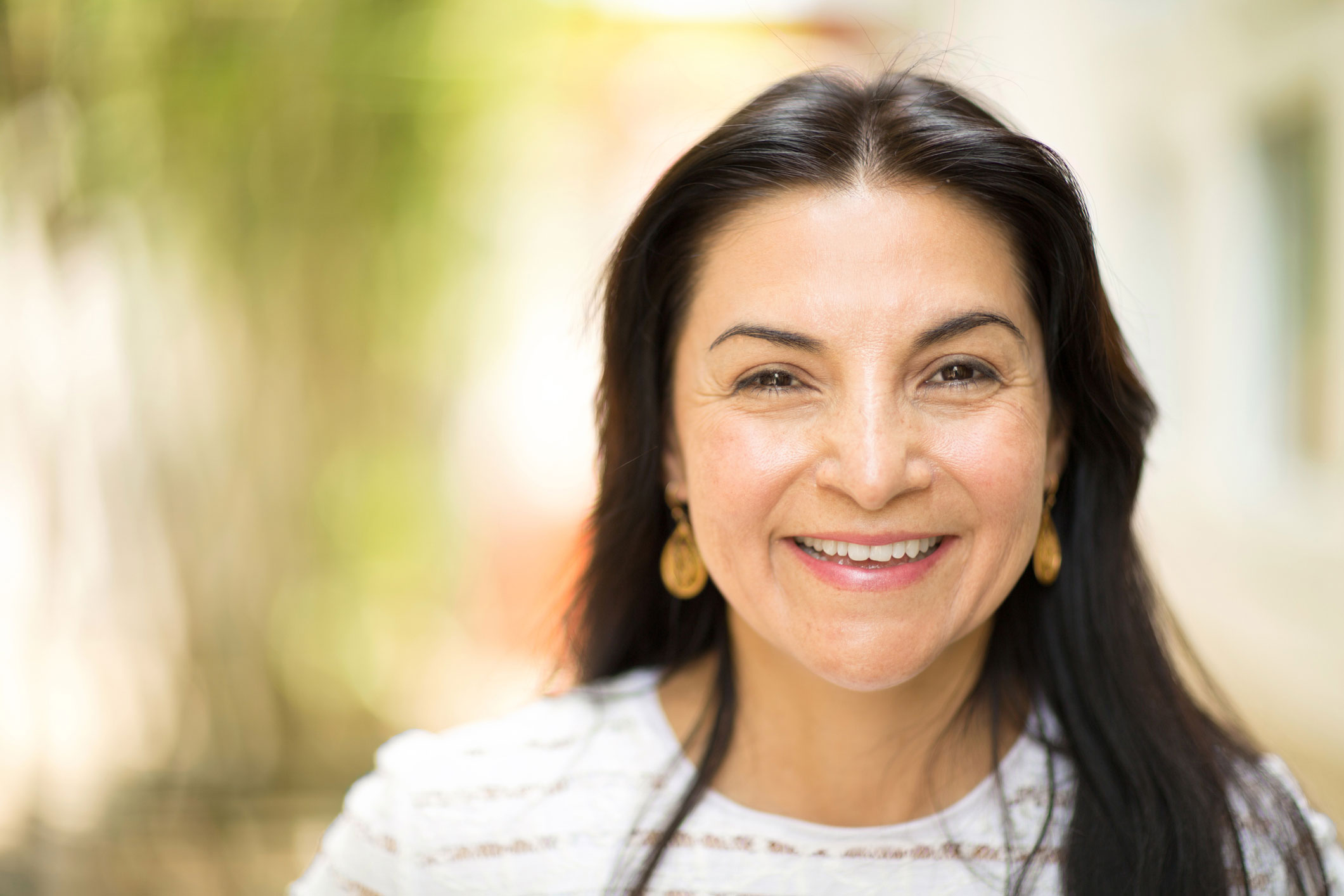 une femme souriante