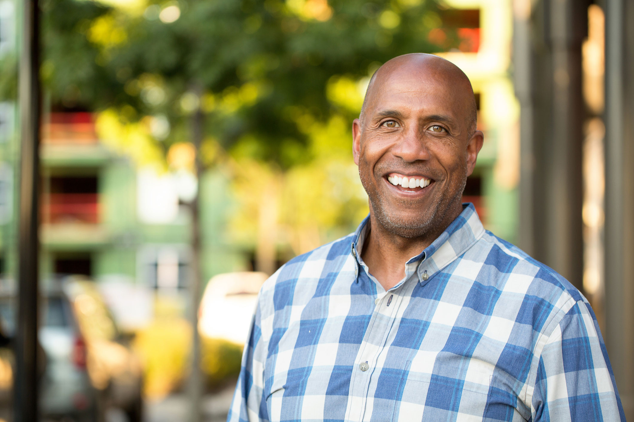 Homme souriant à l'extérieur