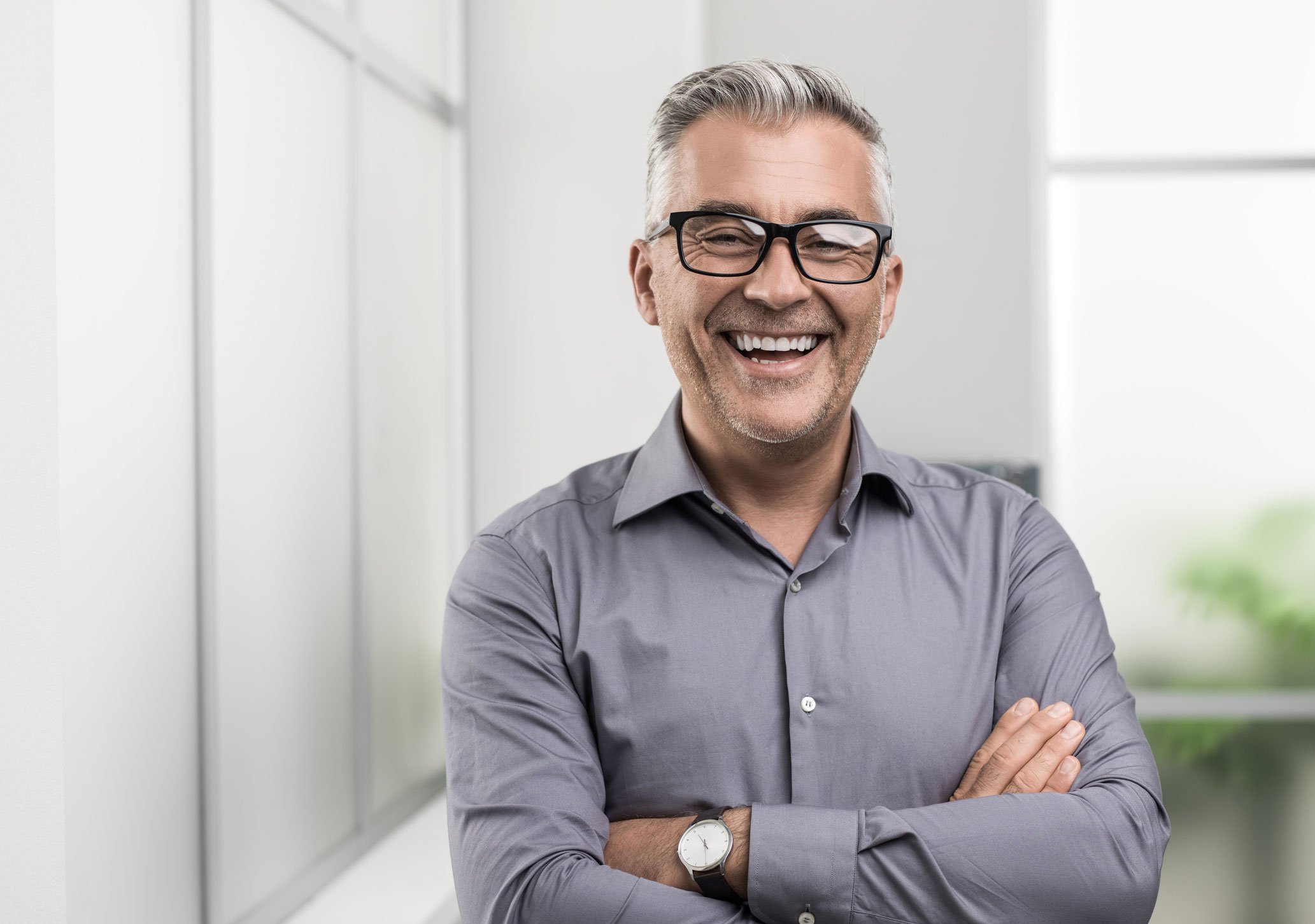 Homme souriant dans un bureau