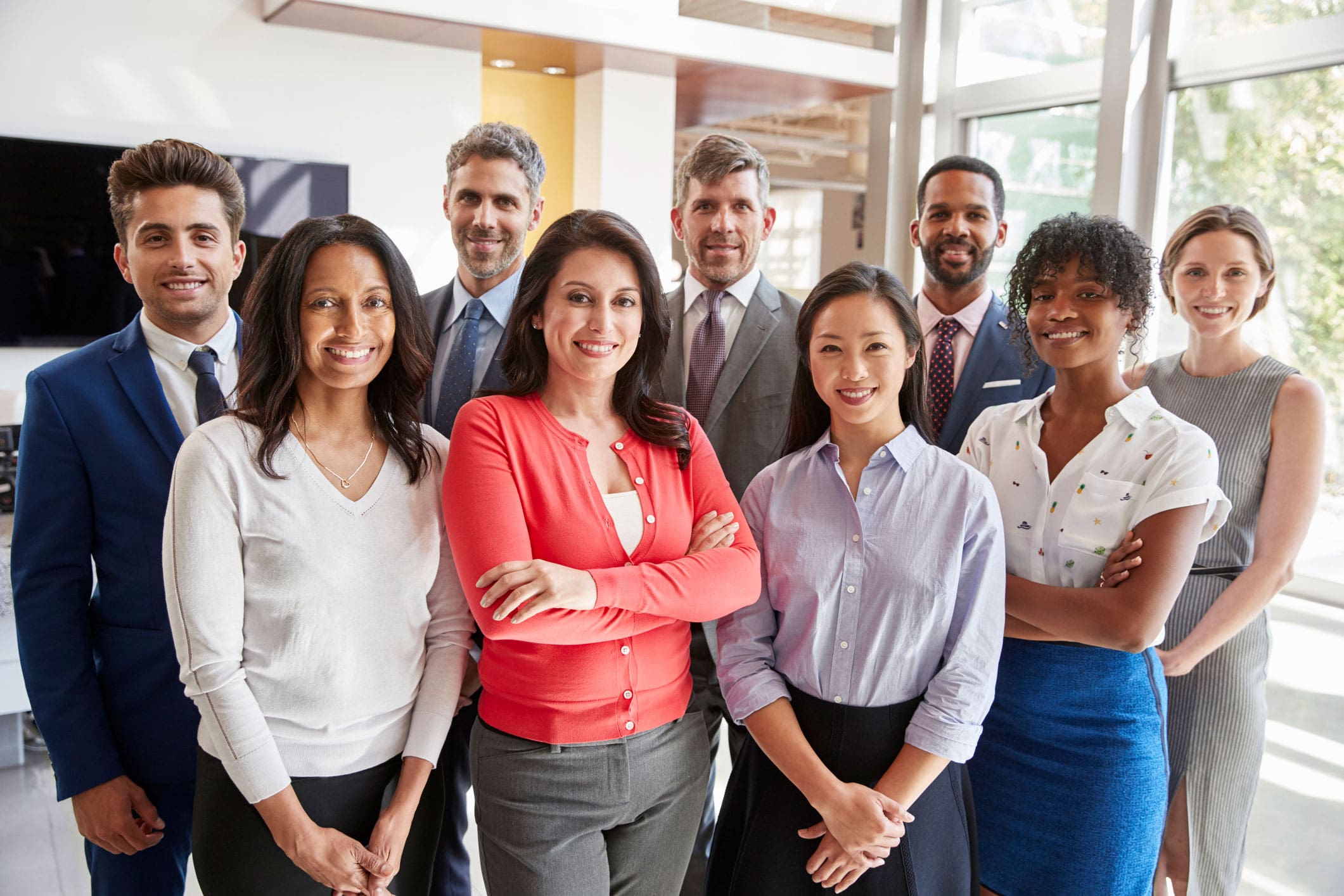 groupe de professionnels debout et souriants