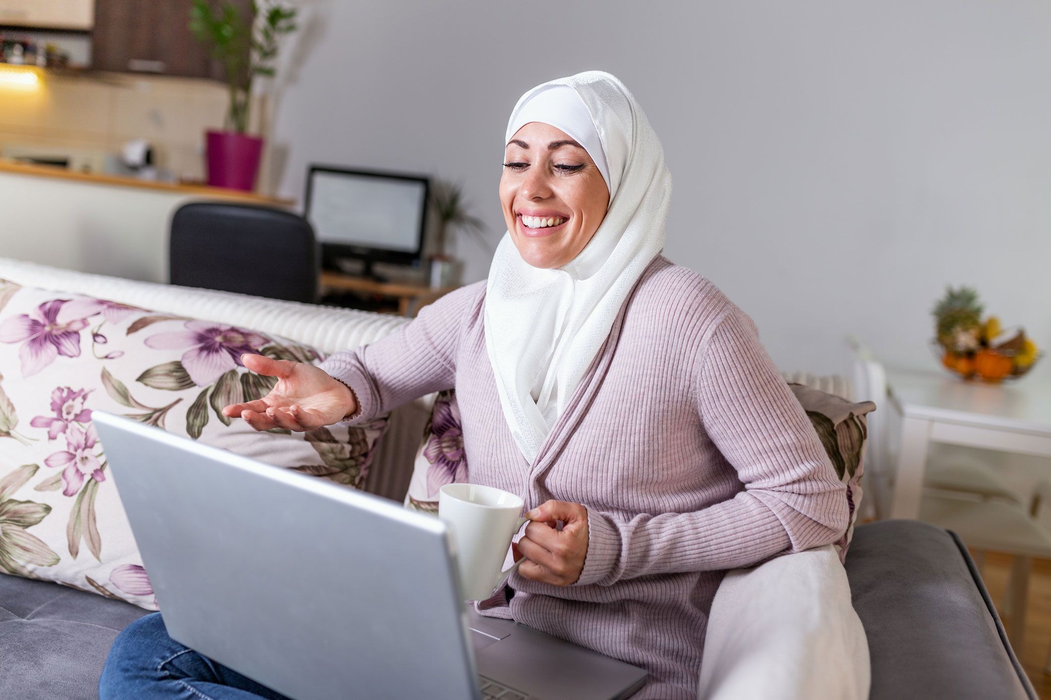 femme souriante avec son ordinateur