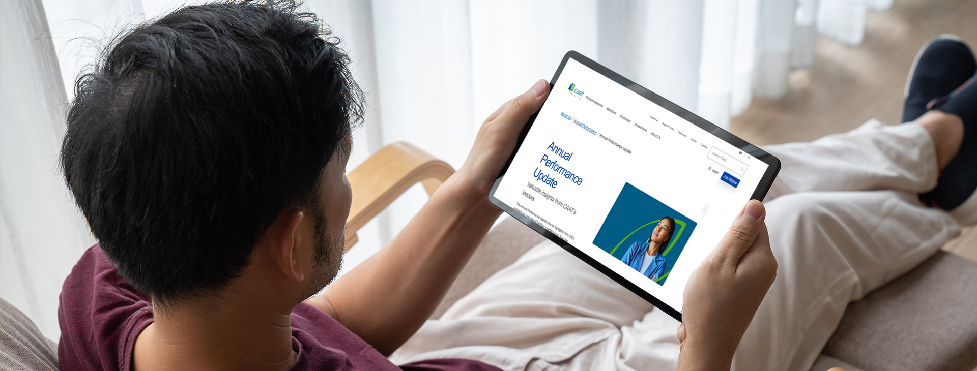 Cadrage par-dessus l’épaule d’une personne consultant la page du compte rendu annuel du Régime des CAAT. 