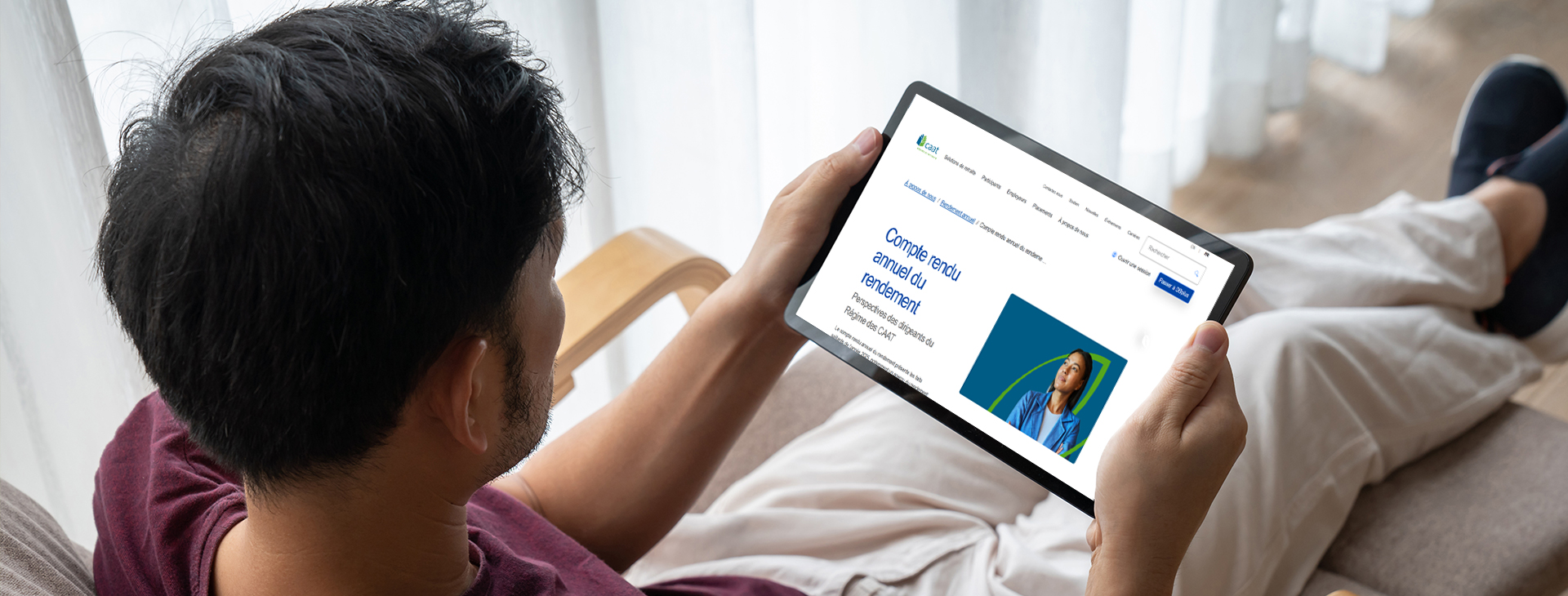 Cadrage par-dessus l’épaule d’une personne consultant la page du compte rendu annuel du Régime des CAAT. 