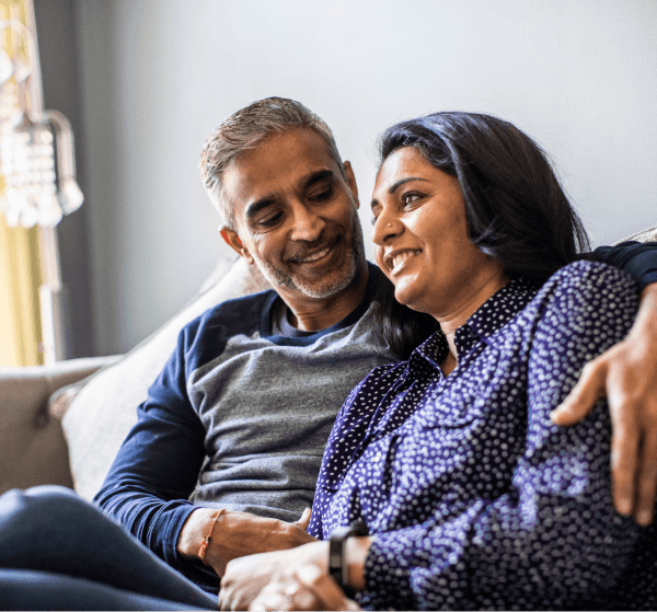 Un couple est assis confortablement sur un canapé.