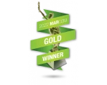 Image d’un trophée représentant un personnage brandissant une torche; le trophée est entouré d’un ruban vert sur lequel on peut lire « 2022 Marcom Gold Winner ».