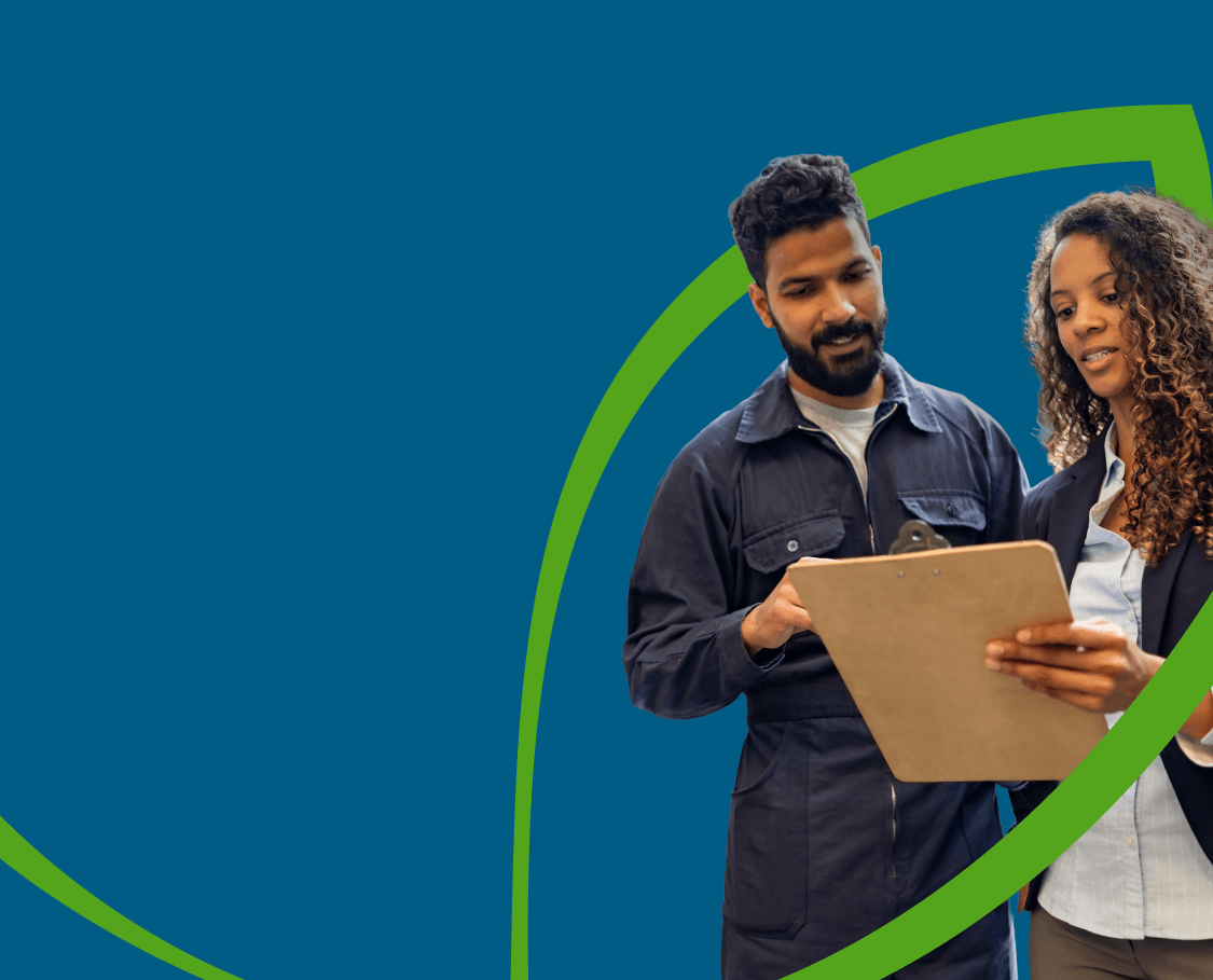 Deux collègues discutent tout en regardant un bloc-notes, entourés d’une ligne verte formant la silhouette d’une feuille.