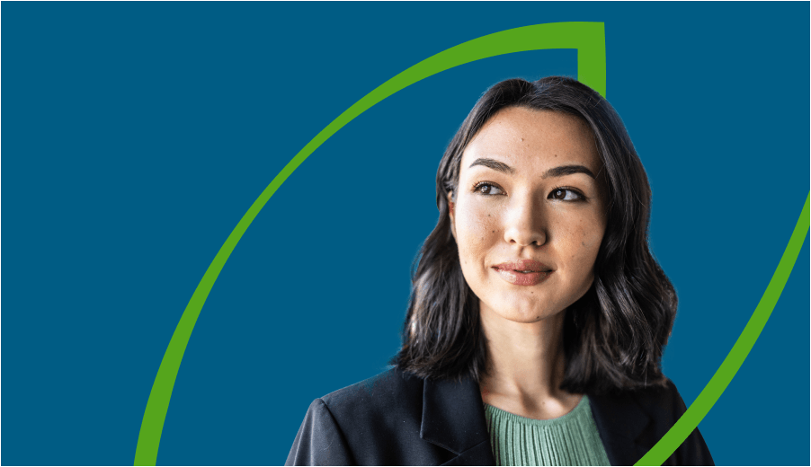 Une jeune femme au sourire doux, le regard perdu au loin, entourée d’une ligne verte formant la silhouette d’une feuille.